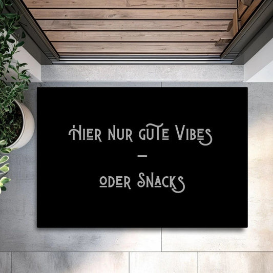 Hier nur gute Vibes – oder Snacks Fußmatte